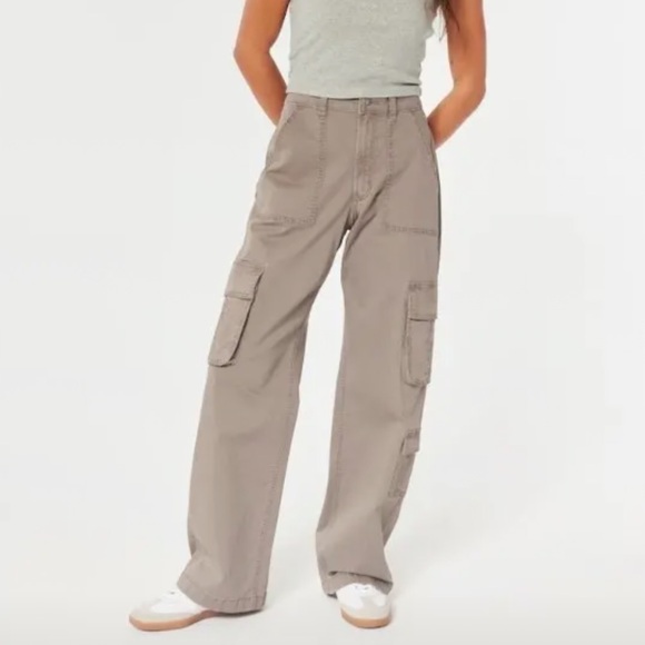 Hollister Pants - Hollister Ultra High-Rise Baggy 3-Pocket Cargo Pants
